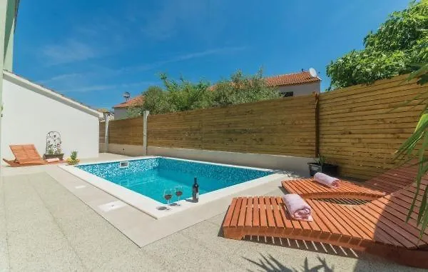アパート In With Pool Access, Terrace, Air Conditioning, Wi-fi, 3548-1 Pakoštane