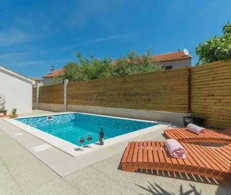 Apartmán In With Pool Access, Terrace, Air Conditioning, Wi-fi, 3548-1 Pakoštane