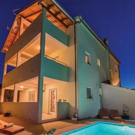 Apartmán In With Pool Access, Terrace, Air Conditioning, Wi-fi, 3548-1 Pakoštane