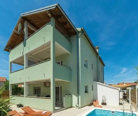 Apartmán In With Pool Access, Terrace, Air Conditioning, Wi-fi, 3548-1 Pakoštane