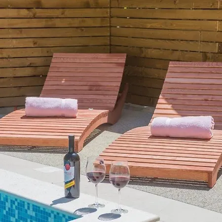 In With Pool Access, Terrace, Air Conditioning, Wi-fi, 3548-1 Pakoštane